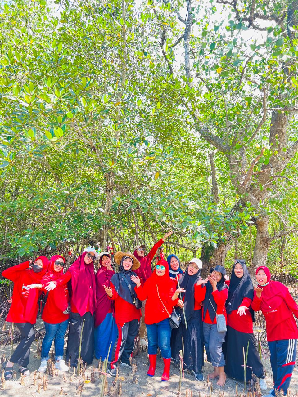 Jajaran RSUD Sulbar Turut Tanam Mangrove Bersama Pj Gubernur