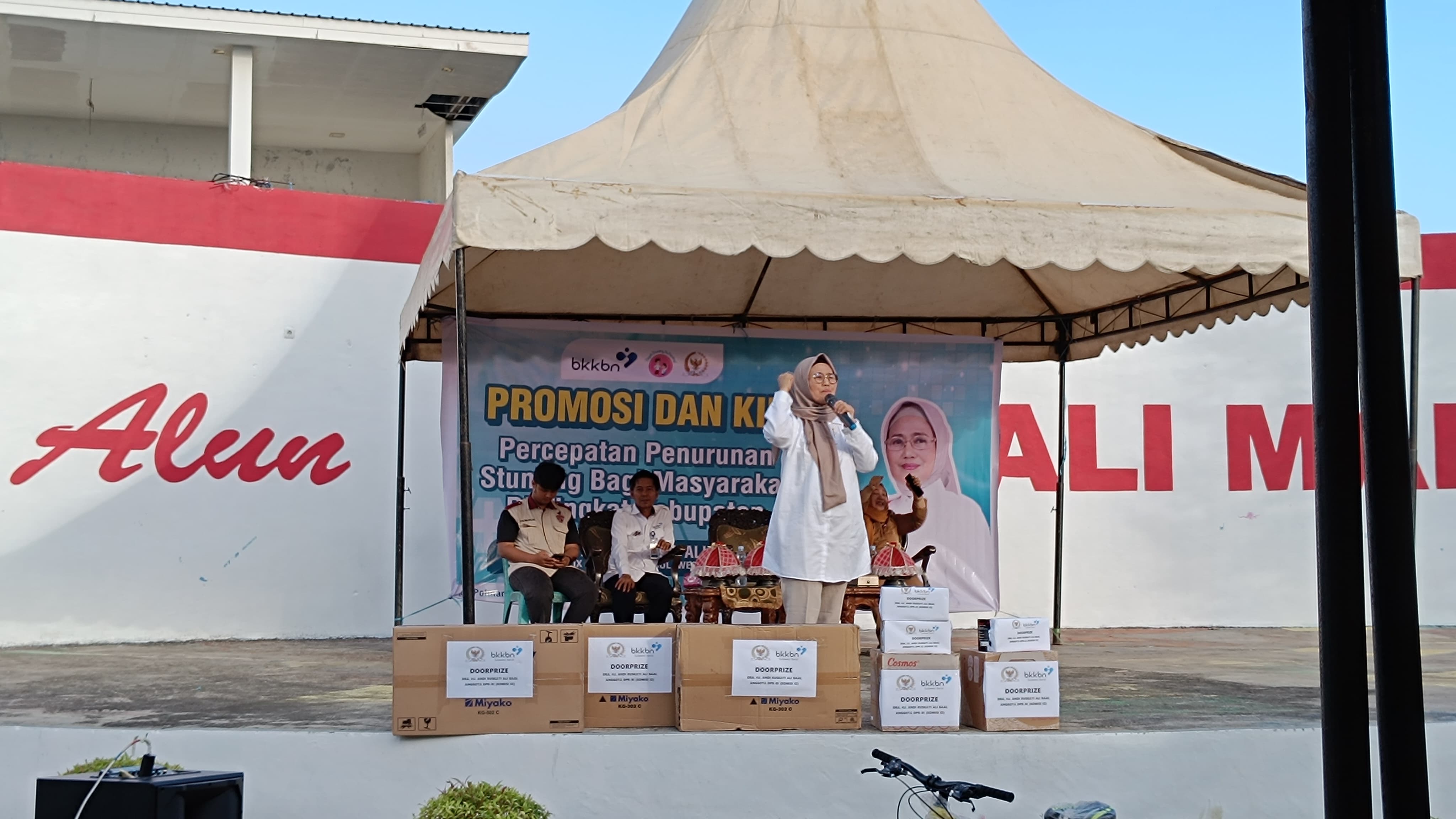 Promosi dan KIE Percepatan Penurunan Stunting Digelar di Alun-Alun Polewali