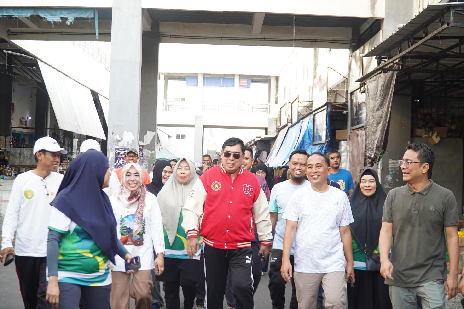 Bergerak Kendalikan Inflasi, Pj Wali Kota Abdul Hayat Pimpin Jajaran Pemkot Parepare Pantau Harga dan Stok Bapok di Pasar Lakessi 