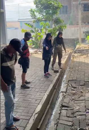 Sekdis Perkim Makassar Pimpin Kerja Bakti Bersama Warga Rusunawa Panambungan