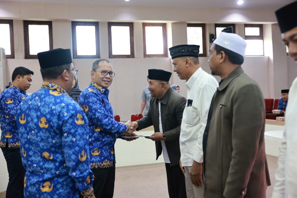 Wali Kota Makassar Serahkan SK 50 Imam Kelurahan, Harap Wujudkan Perkuatan Keimanan Umat