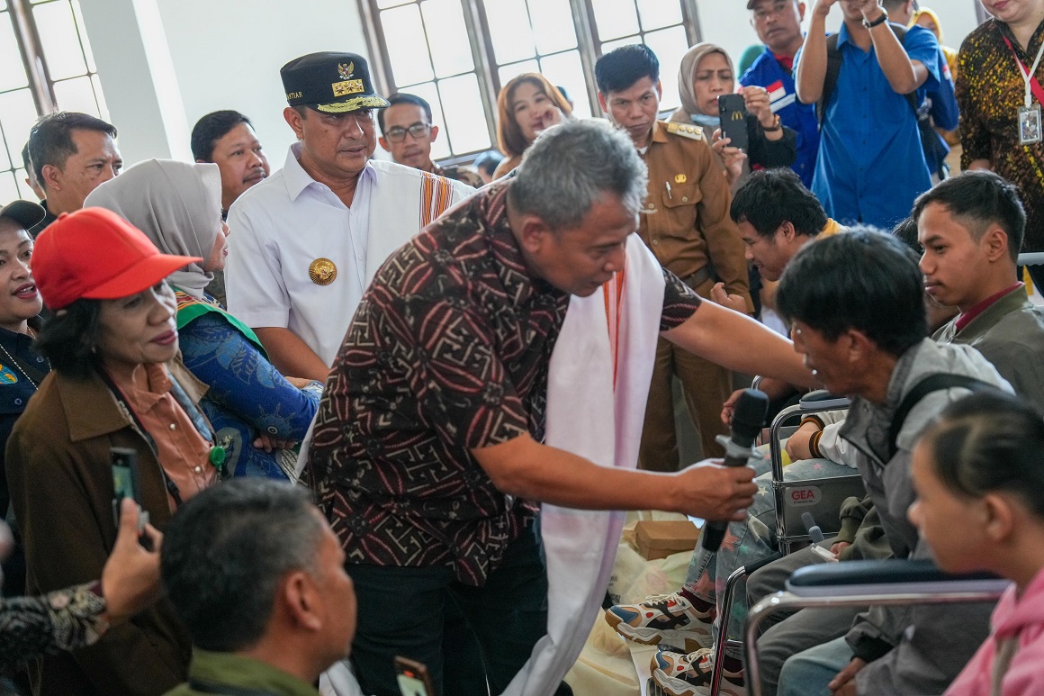Lakukan Operasi Katarak di Mamasa, Kemensos Boyong Dokter Spesialis Beserta Perlengkapannya 