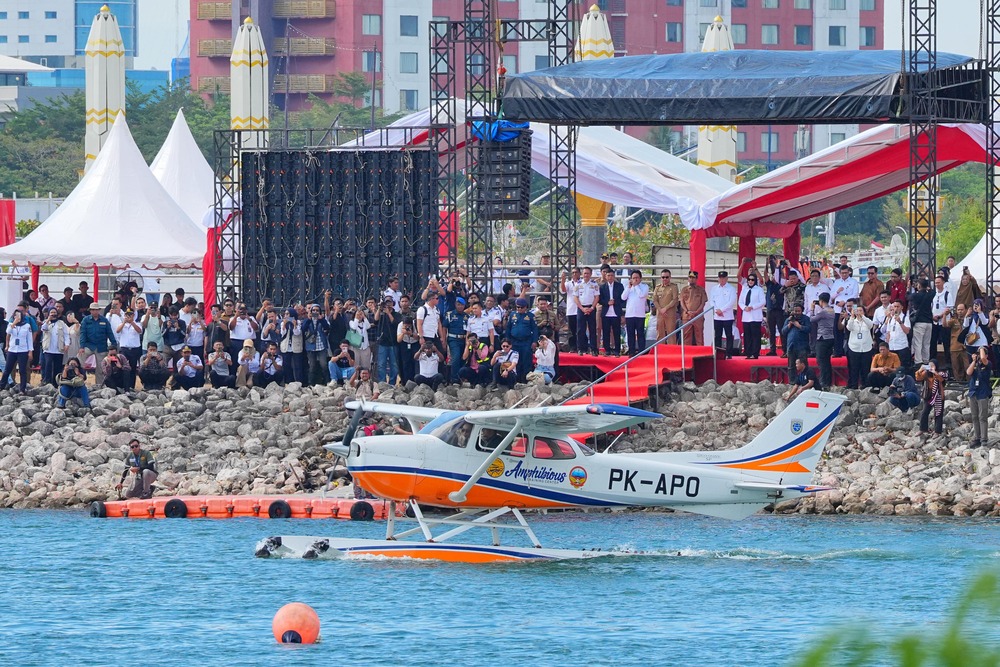 Jadi Tonggak Baru Transportasi Nasional, Menhub Luncurkan Uji Coba Pesawat Amfibi dan Water Aerodrome Sulsel 
