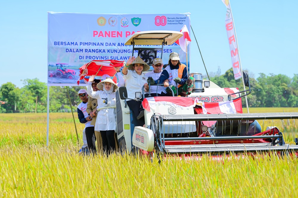 Titiek dan Fatmawati Susuri Kawasan Kars Rammang-rammang hingga Panen Raya di Maros