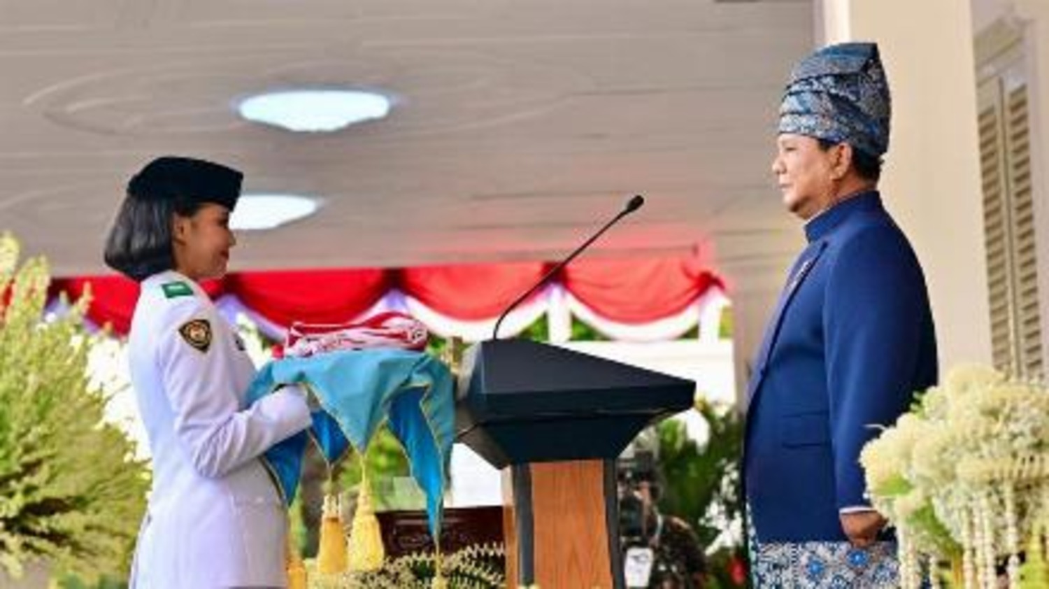 Keren! Putri Sulsel Aliah Sakira Ukir Sejarah, Jadi Pembawa Baki Penurunan Sang Saka Merah Putih di Istana Negara