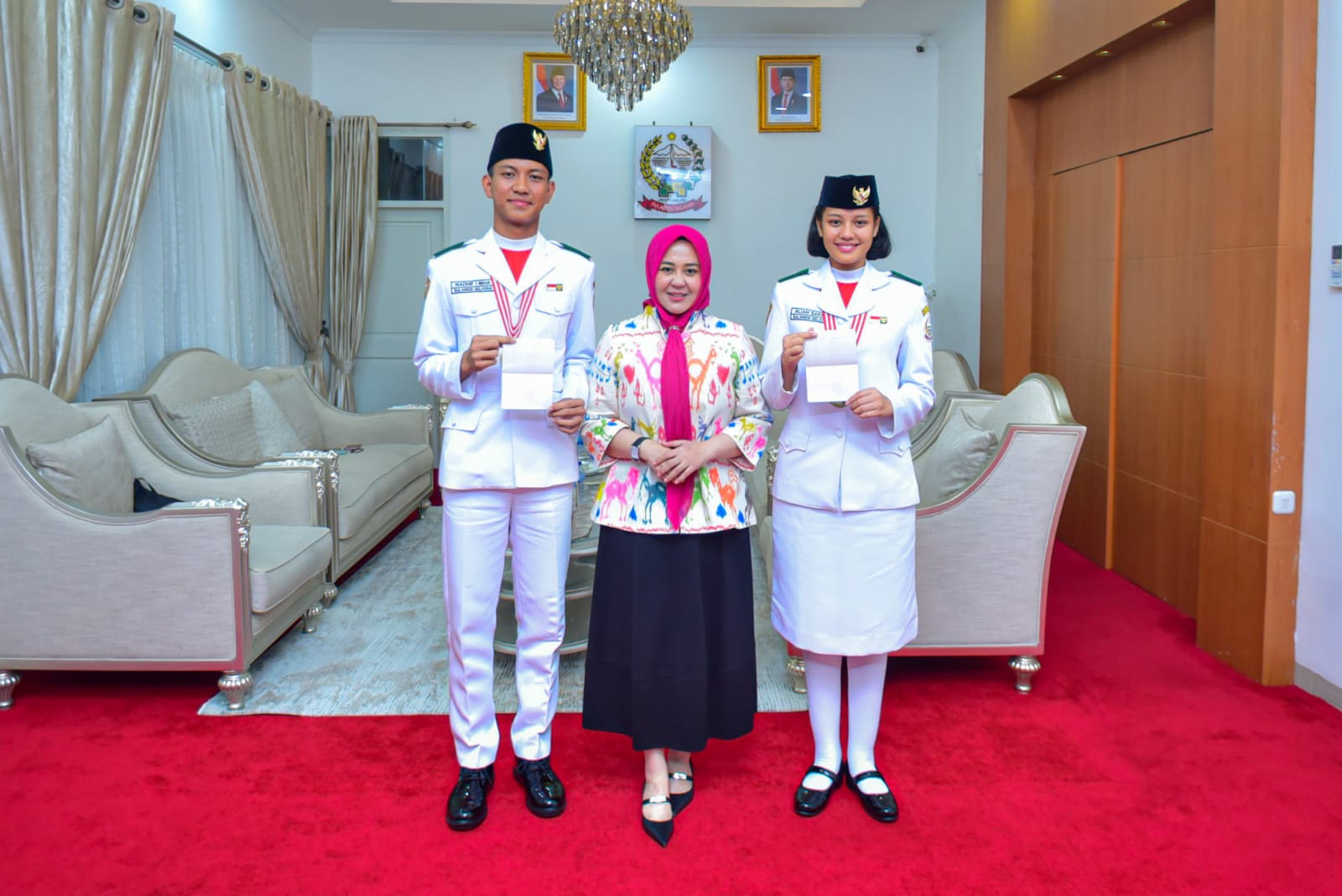 Dua Paskibraka Nasional Asal Sulsel dapat Hadiah Tabungan Pendidikan dari Wagub Fatmawati