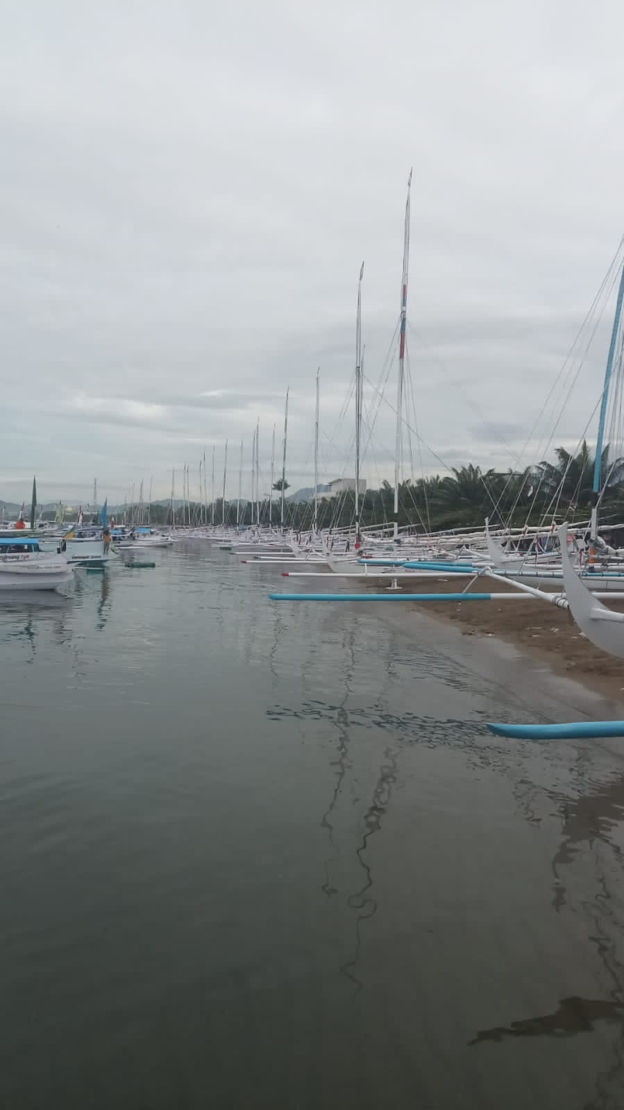 Puluhan Sandeq Sudah Merapat di Pantai Bahari Polman, Bersiap Menjajal Lima Etape