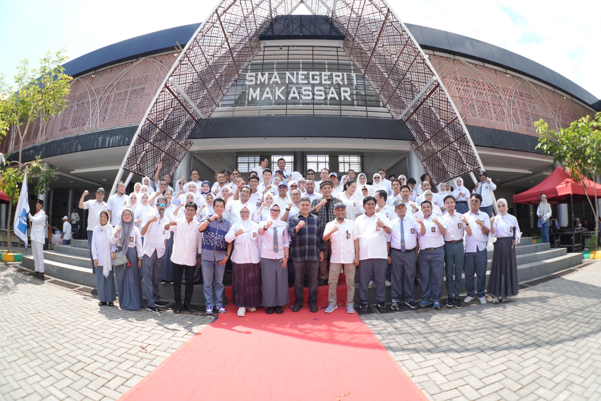 Hadiri Pelantikan Pengurus Pusat IKA Smansa Makassar, Munafri Sampaikan Pentingnya Peran Dunia Pendidikan dalam Menghadapi Tantangan Kota