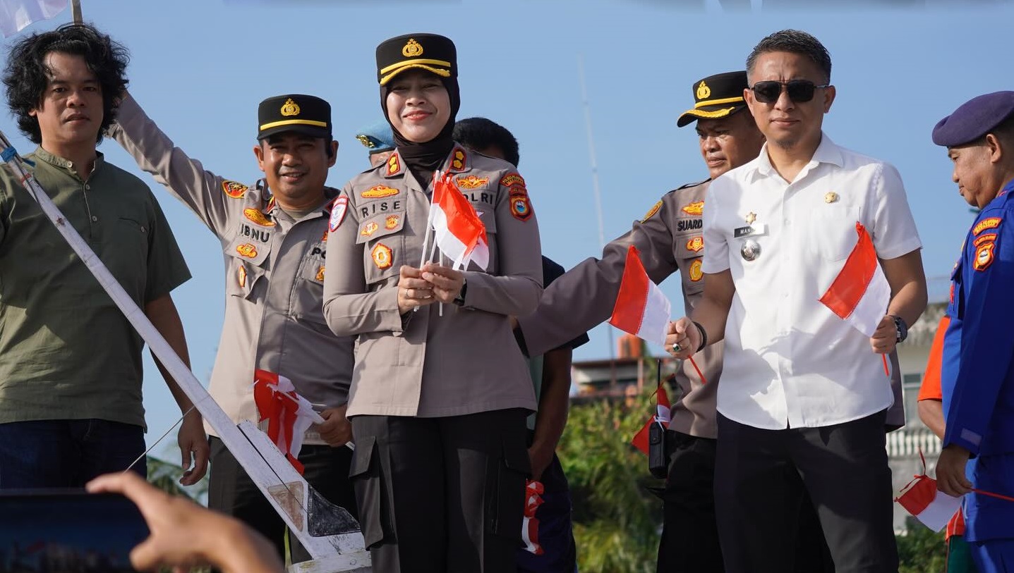 Camat Ujung Tanah Dampingi Kapolres Pelabuhan Berbagi Bendera di Kawasan Pesisir