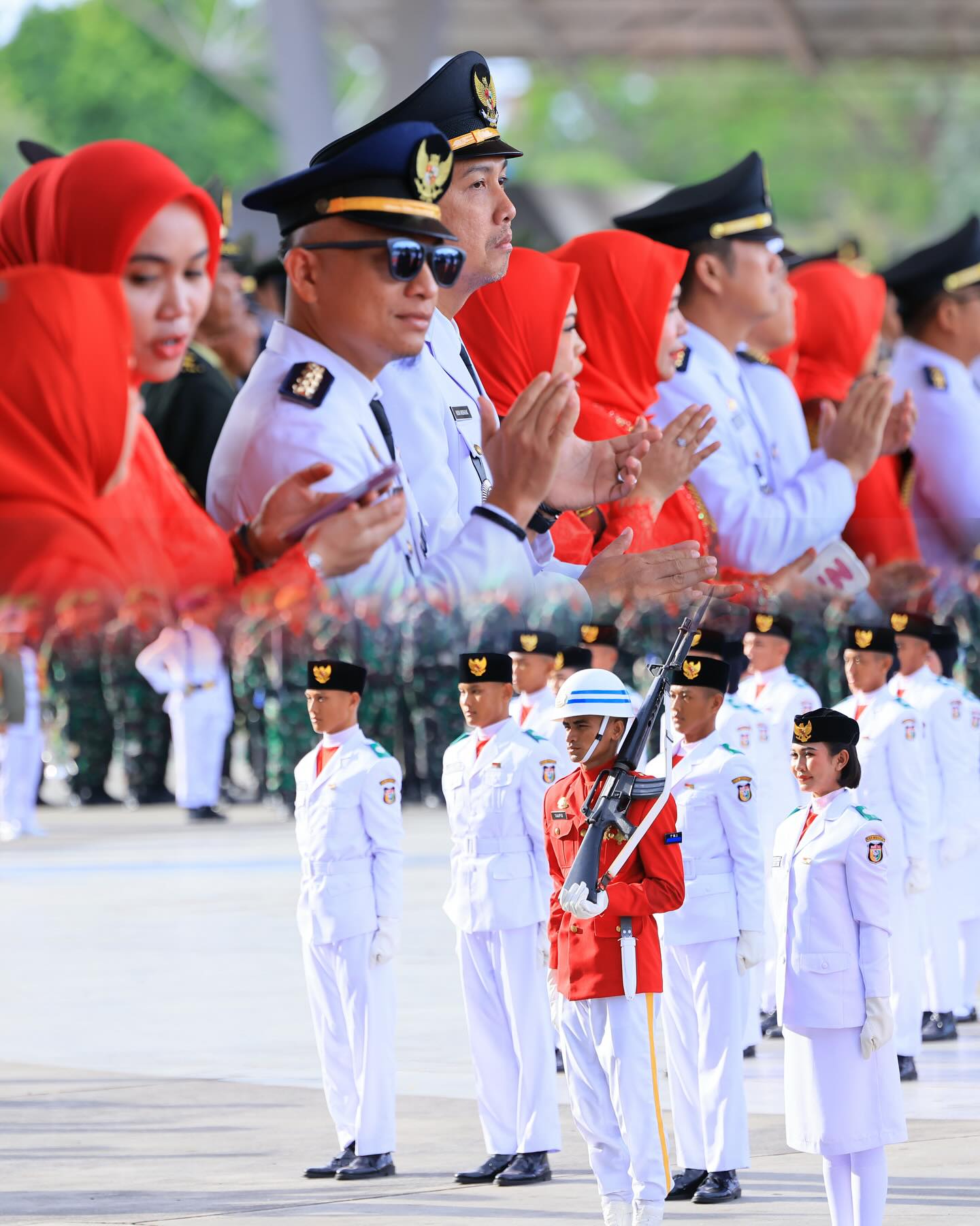Camat Bersama Ketua TP PKK Ujung Tanah Hadiri Upacara HUT RI ke-80 di Lapangan Karebosi