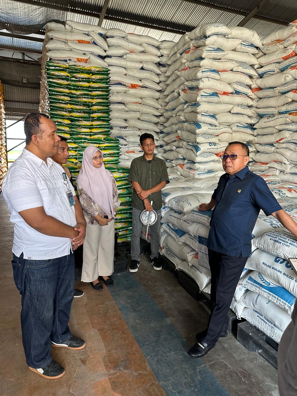 Ingin Pastikan Stok Beras Mencukupi dan Berkualitas, Agus Ambo Djiwa Tinjau Gudang Bulog Mamuju