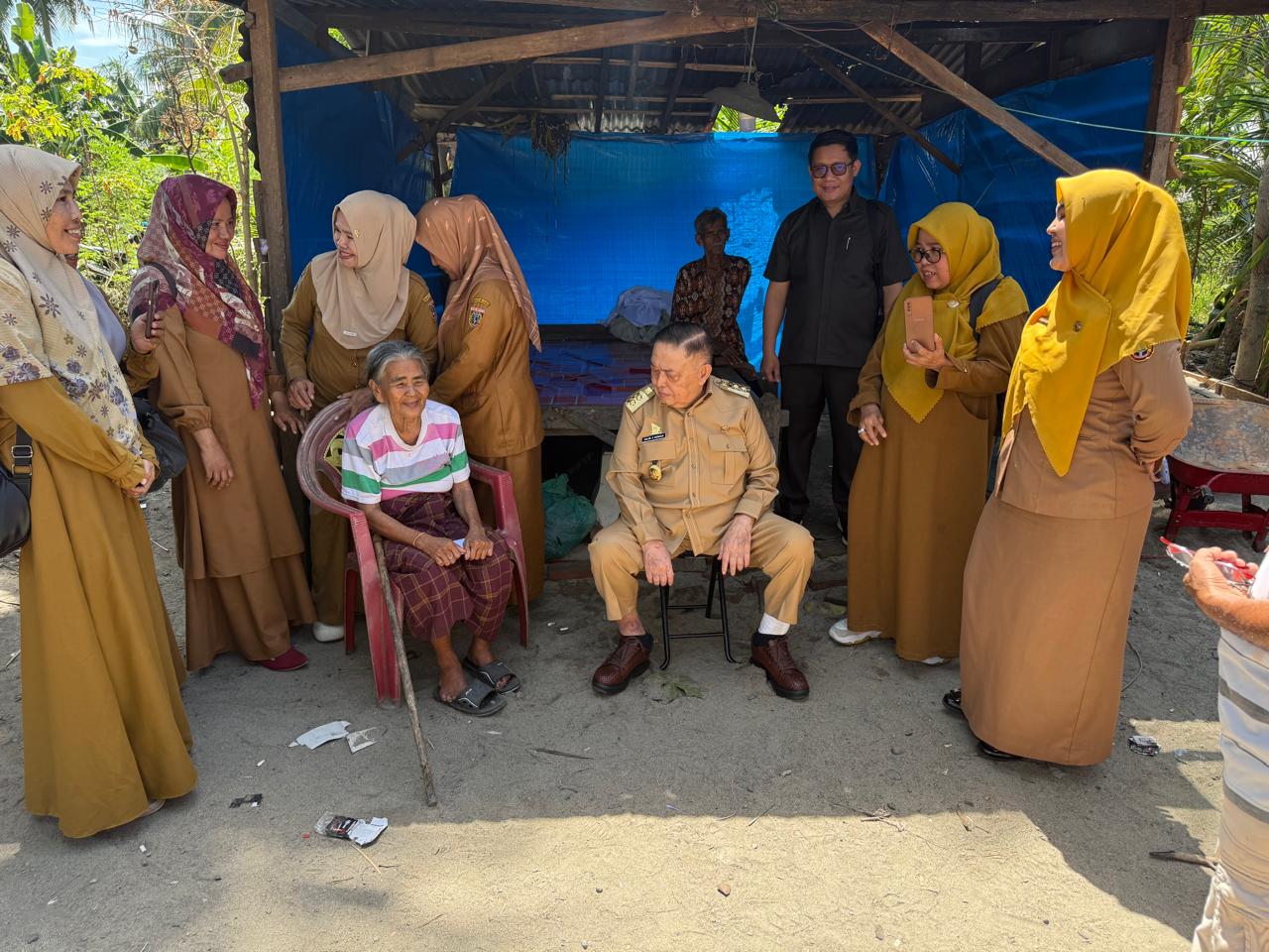 Kunjungi Warga yang Tinggal di Gubuk Tak Layak Huni, Wagub Sulbar Dengarkan Keluhan Sekaligus Berikan Bantuan
