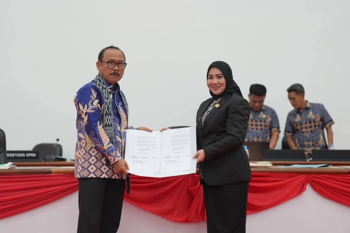 Pimpinan DPRD Sulbar Serahkan SK Penyempurnaan RPJMD 2025-2029 ke Gubernur