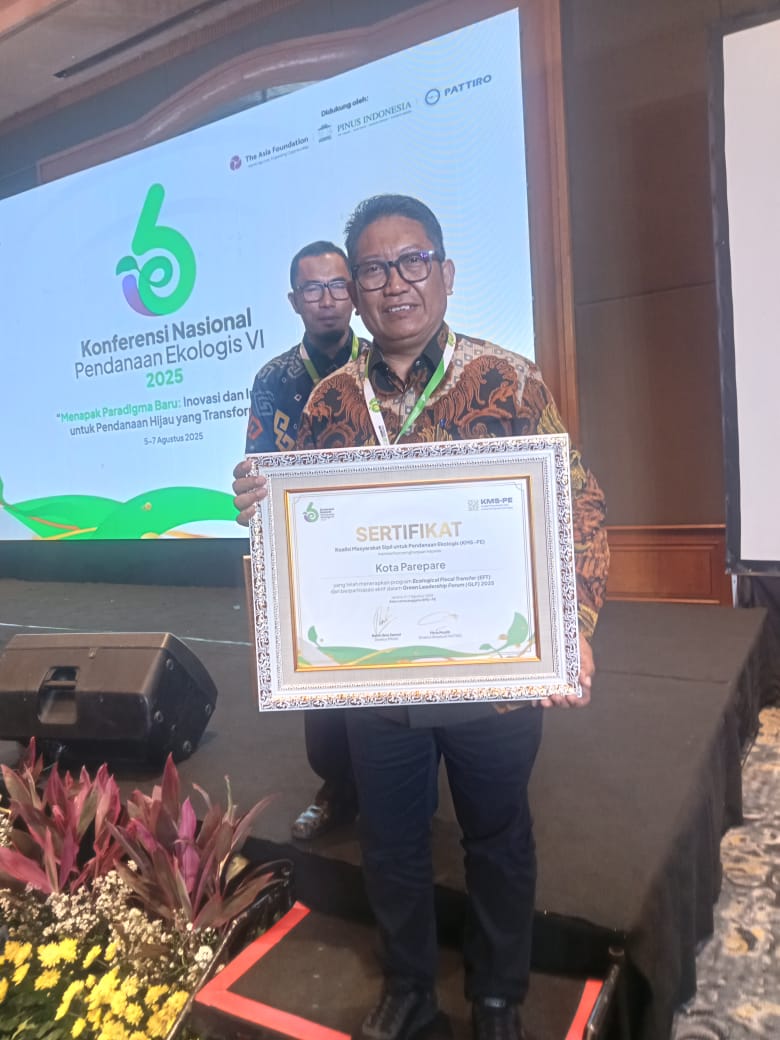 Wali Kota Parepare Terima Penghargaan Atas Komitmen Terapkan Ecological Fiscal Transfer dan Partisipasi Aktif di Green Leadership Forum