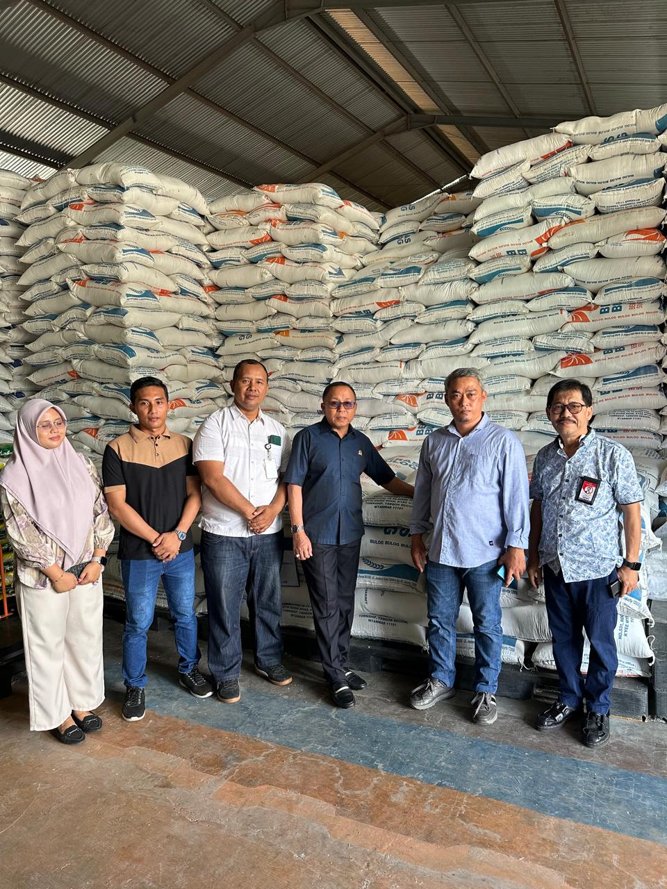 Anggota DPRD Jensen Sempo Dampingi Komisi IV DPR RI Tinjau Gudang Bulog Mamuju