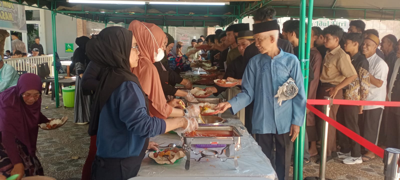 Jumat Berkah ke-59, Masyarakat Bersyukur Masjid Raya Inisiasi Makan Siang Gratis Berjamaah Penuh Berkah 