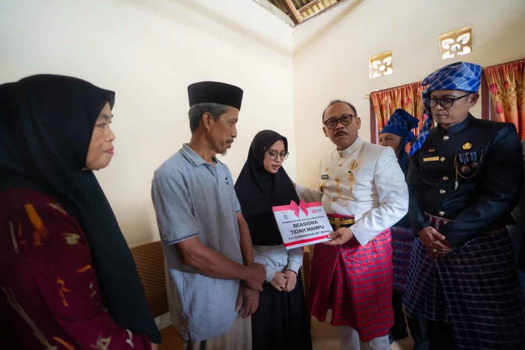 Momentum HUT RI ke-80, Gubernur Sulbar Sambangi Rumah Penerima Beasiswa di Mamuju