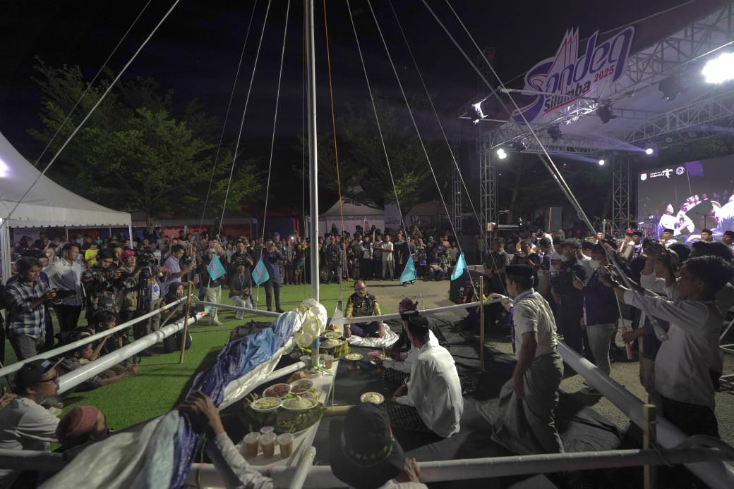 Makkuliwa Sandeq Silumba 2025: Doa-doa Mengudara dari Atas Perahu di Pantai Bahari