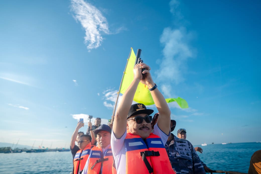 Flare Gun Gubernur SDK Tanda Dimulai Sandeq Silumba, 55 Perahu Berlayar di Perairan Sulbar