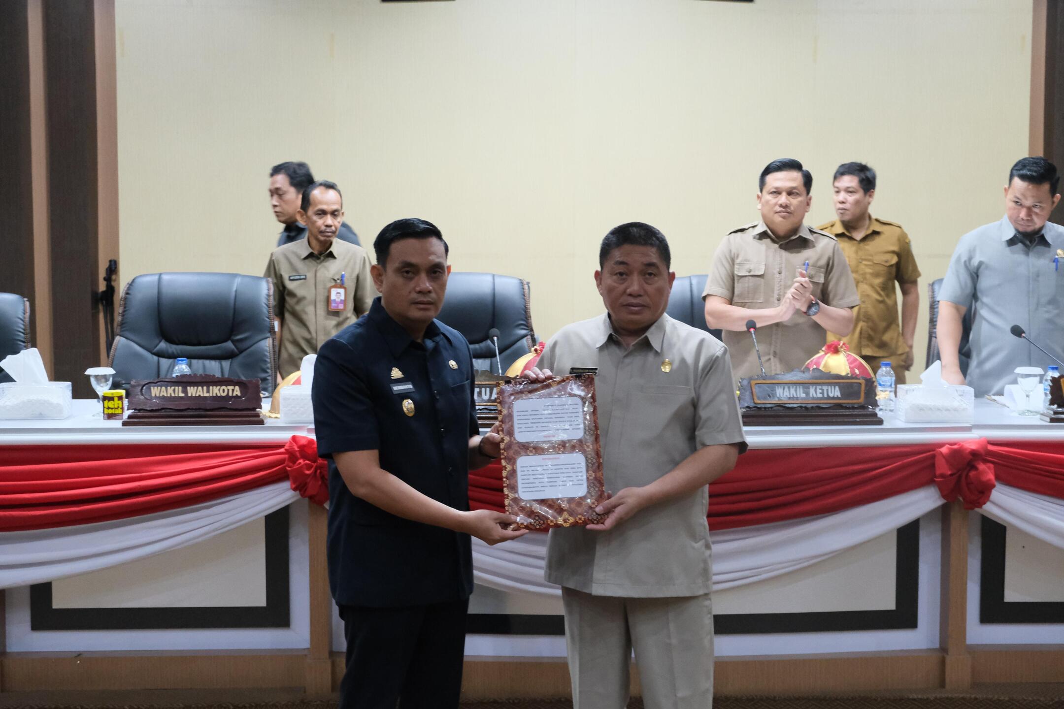 Wawali Parepare Serahkan Ranperda Perubahan APBD 2025 ke DPRD, Pendapatan Daerah Ditarget Rp960,59 Miliar