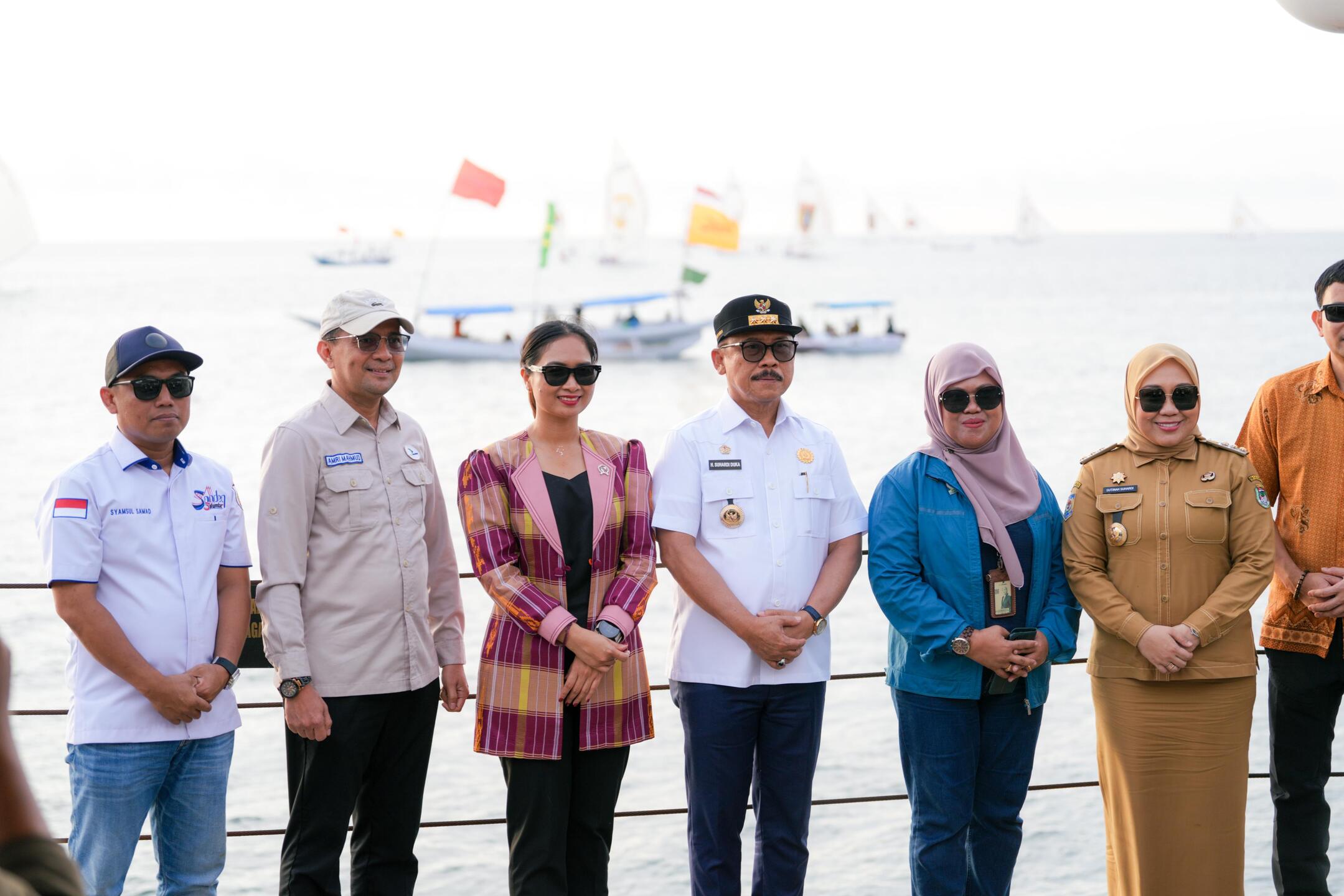 Gempita Etape Penutup Sandeq Silumba 2025, Gubernur SDK dan Wamenpar Saksikan Atraksi 55 Perahu Tradisional