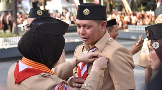 Atas Dedikasi dalam Kemajuan Gerakan Pramuka, Ketua DPRD Makassar Terima Lencana Darma Bakti