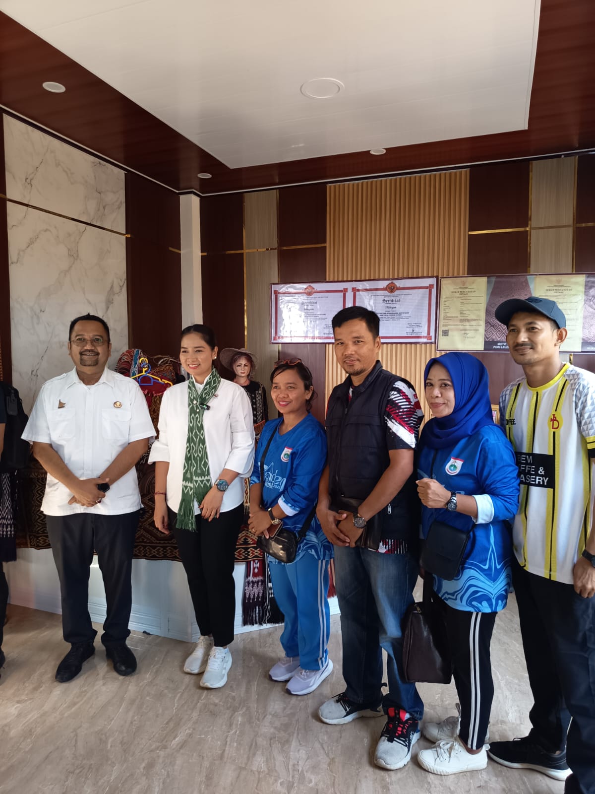 Wamenpar RI dan Gubernur SDK Kunjungi Rumah Tenun Ulukarua, Kadis Pariwisata Sebut Memberi Motivasi dan Promosi Tenun Sekomandi 