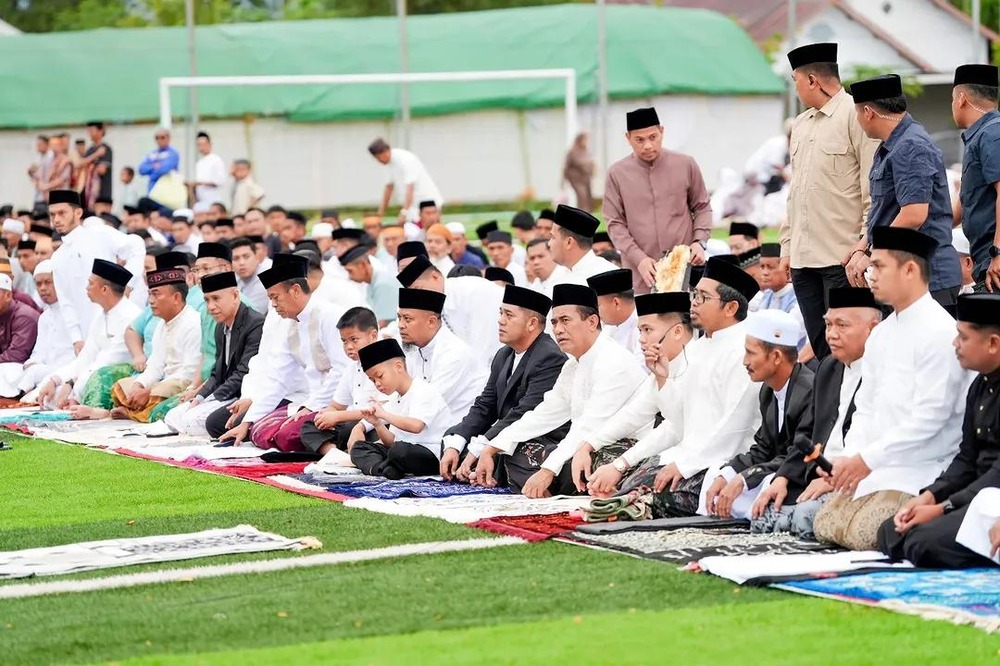 Andi Sudirman Salat Idulfitri 1446 Hijriah di Kampung Halaman Bakunge Bone