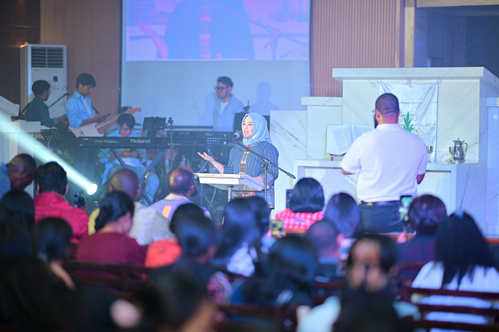 Berbaur Dengan Ribuan Pemuda-pemudi Kristen, Wagub Fatmawati Harap Mampu Menjadi Jembatan Perdamaian dan Pelopor Kerukunan