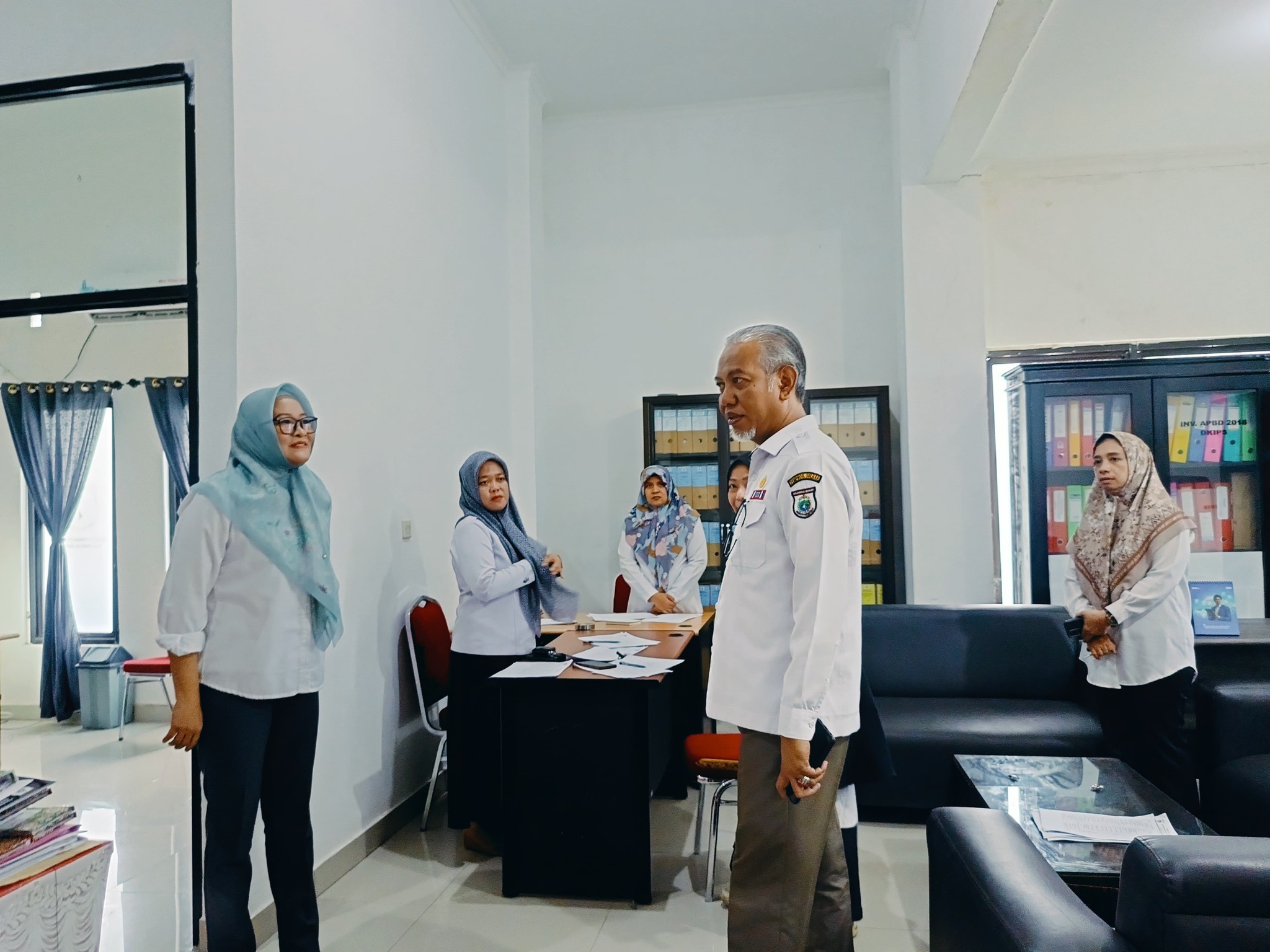 Lanjutkan Gerakan Sapaan dan Obrolan Pagi Pasca Cuti Lebaran, Plh Sekprov Herdin Sambangi Dinas Kominfopers