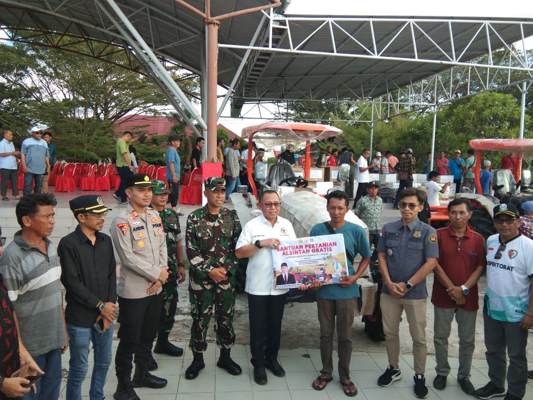 Momen HUT Pasangkayu ke-22, Anggota DPR Agus Ambo Djiwa Salurkan Bantuan Alsintan Senilai Rp50 Miliar