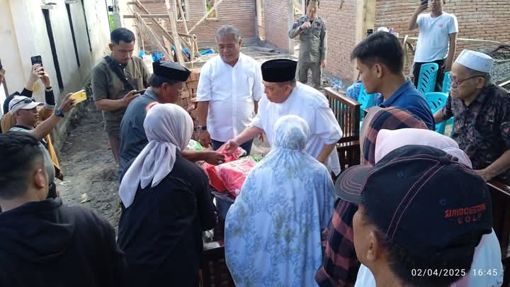 Wagub Sulbar Serahkan Bantuan untuk Korban Kebakaran di Desa Karama Tinambung