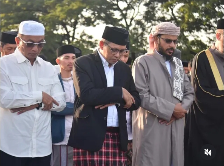 Ketua DPRD Supratman Bersama Ribuan Masyarakat Makassar Laksanakan Salat Idul Fitri di Lapangan Karebosi
