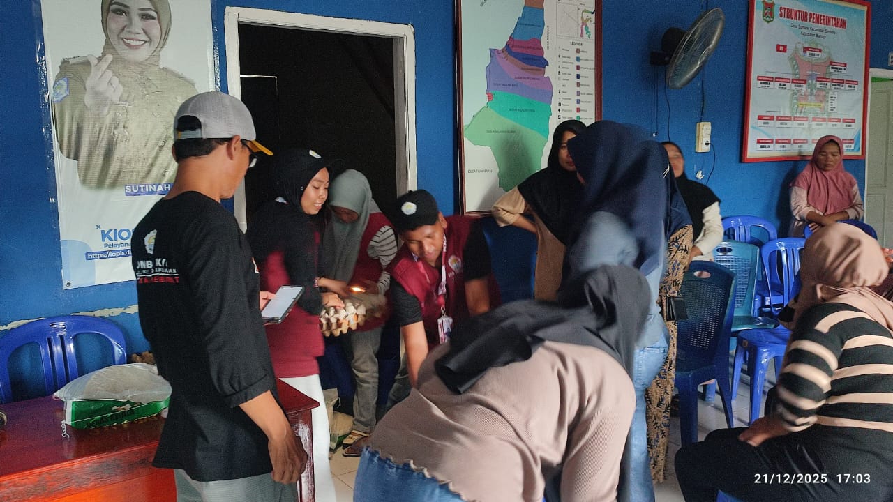 Wakil Ketua DPRD Serahkan Bantuan dari Pemprov Sulbar, Kebutuhan Pokok untuk Ibu Hamil di Desa Sumare Mamuju