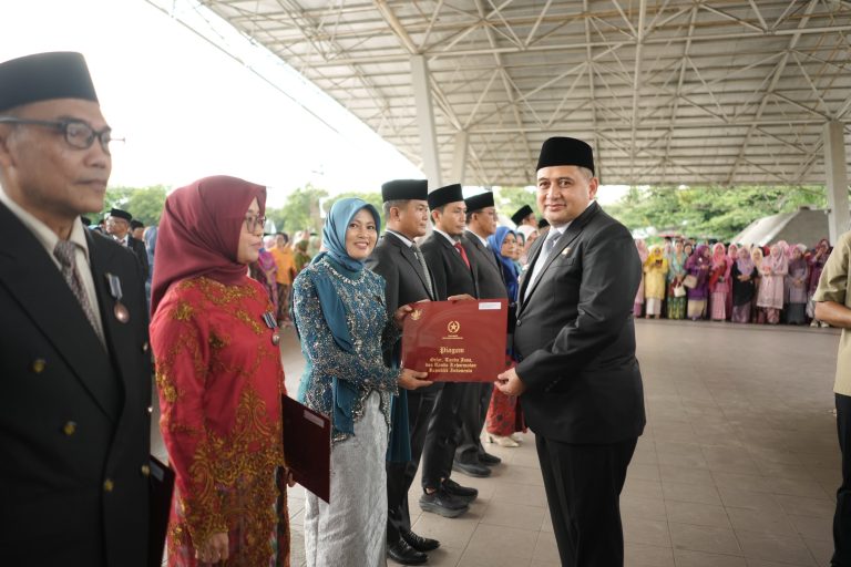 830 PNS Pemkot Makassar Terima  Satyalancana Karya Satya dari Presiden RI