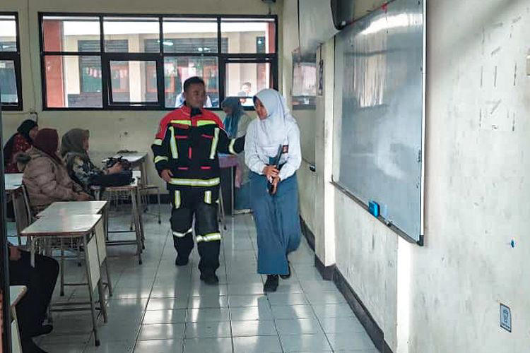 Orangtua Berhalangan Hadir, Siswi SMK Minta Bantuan Petugas Damkar untuk Ambilkan Rapor di Sekolah