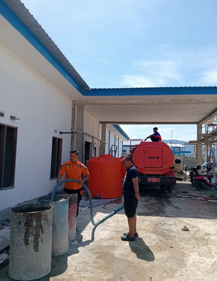 Dukung Operasional Layanan Publik, TRC BPBD Sulbar Kembali Salurkan Air Bersih ke BNNP
