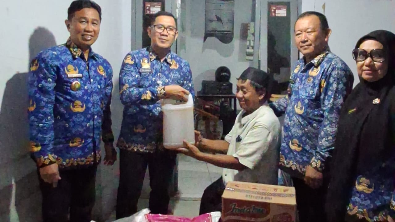 Pemkot Parepare Beri Perhatian untuk Lansia, Sekda Pimpin Penyaluran Bantuan Hingga Malam Hari 