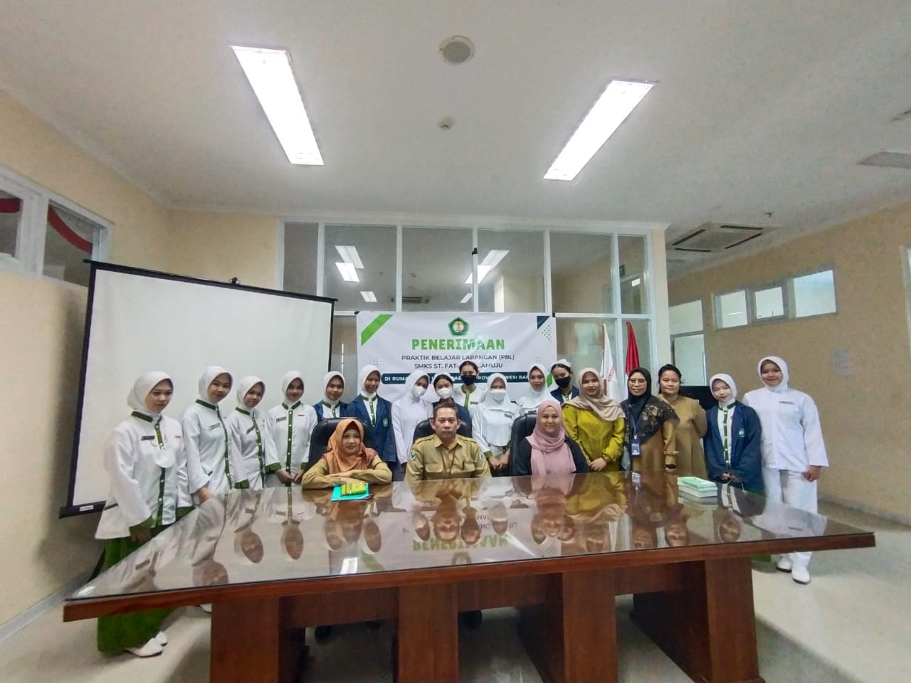 Kegiatan PBL Siswa SMKS St Fatimah Mamuju di RSUD Sulbar, Sinergi Positif Pendidikan-Kesehatan
