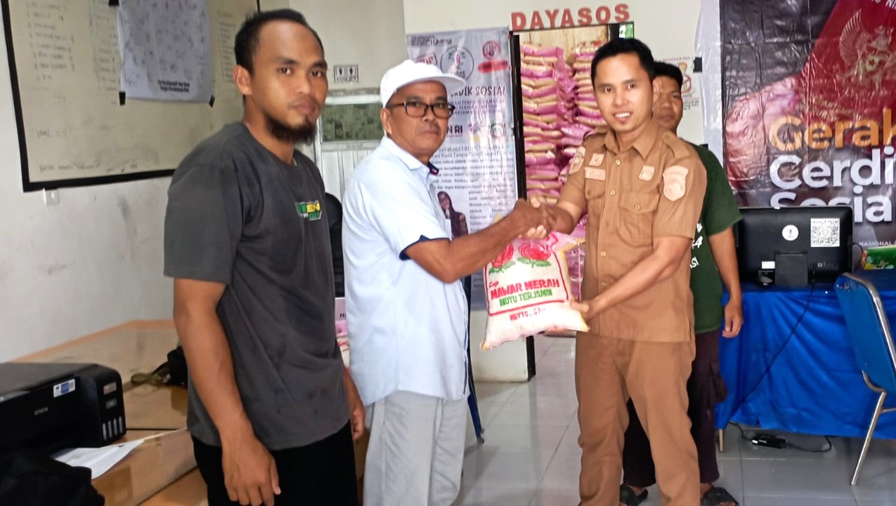 Dinsos Sulbar Salurkan Bantuan Beras untuk Warga Miskin Ekstrem di Mamuju Tengah