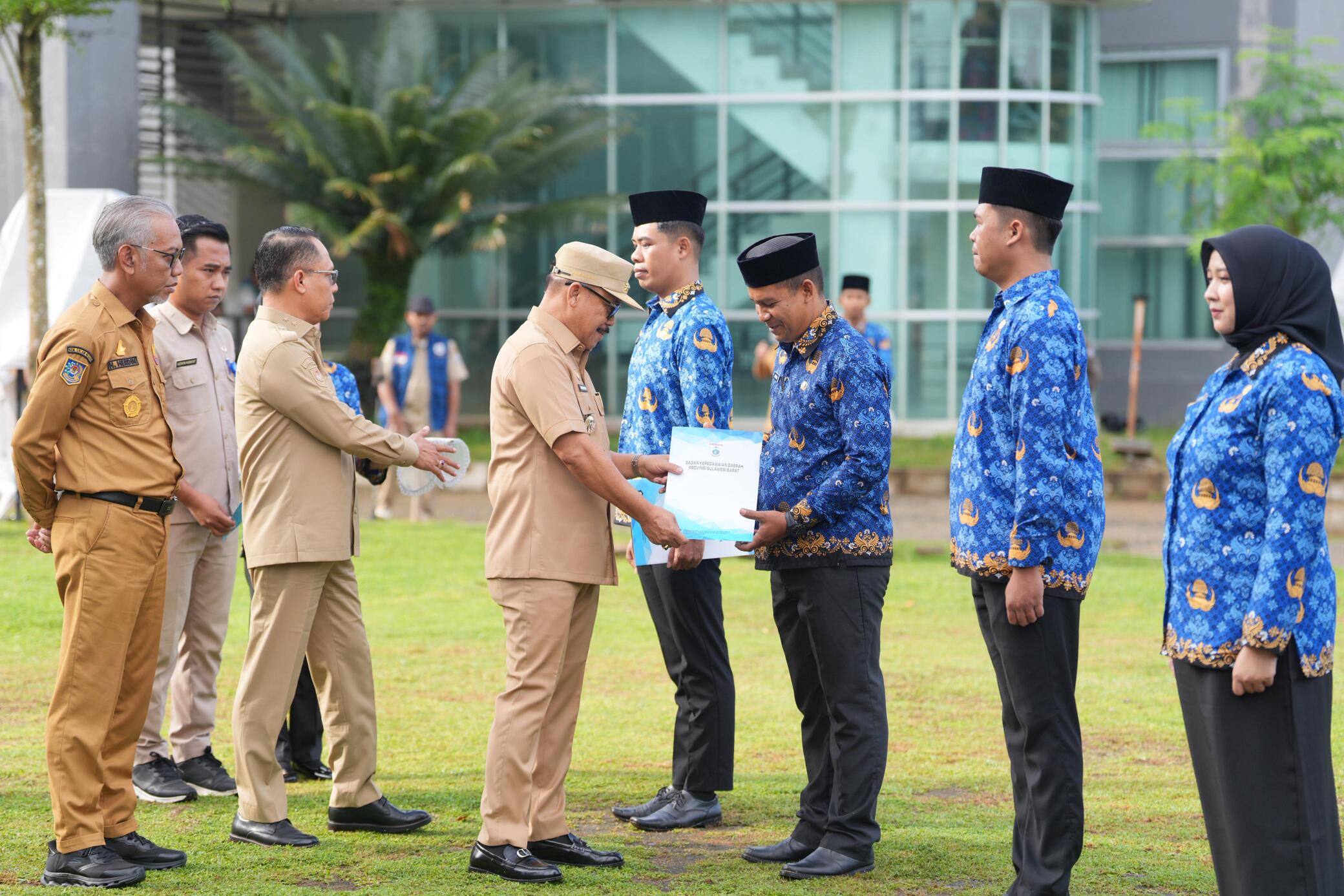 Gubernur Sulbar Serahkan 4.179 SK PPPK Paruh Waktu, Minta Layani Masyarakat dengan Maksimal