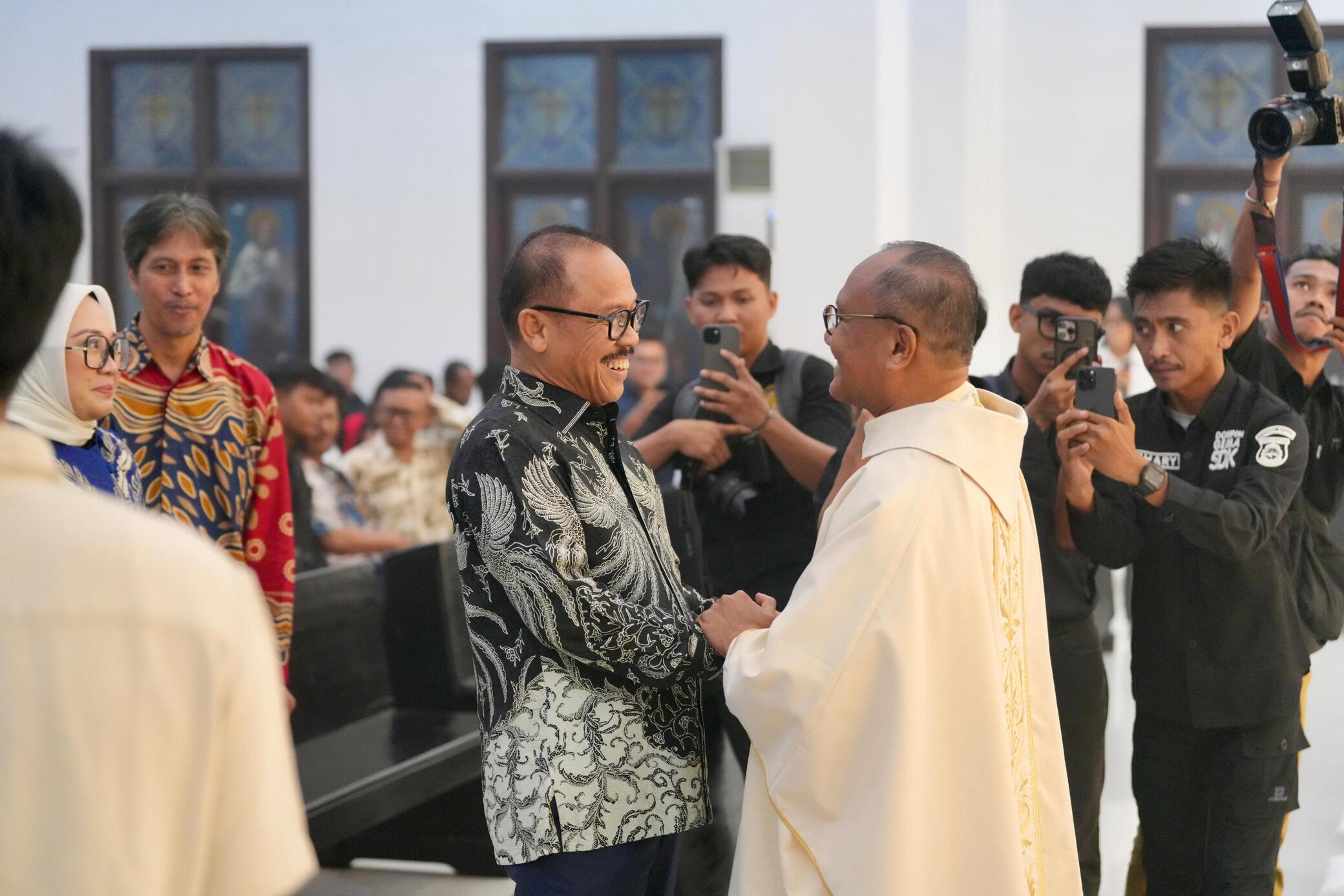 Gubernur Sulbar Sambangi Gereja, Berikan Ucapan Selamat Natal dan Serukan Kedamaian antar Umat Beragama