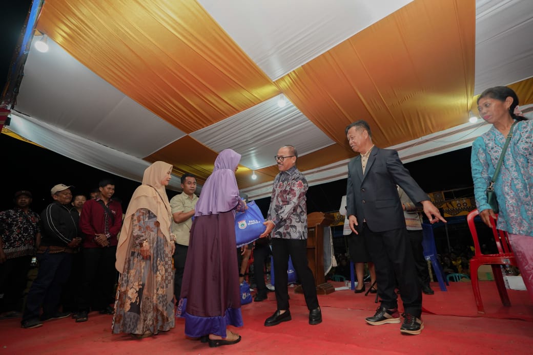 Gubernur Sulbar Bagikan Bingkisan Natal untuk Komunitas Ojek dan Penjual Sayur di Mamasa