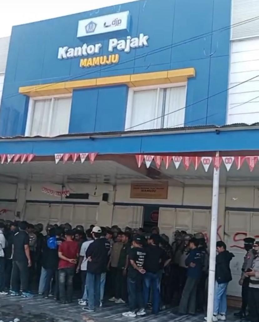 Gelar Unjuk Rasa di KPP Pratama Mamuju, Aliansi Mahasiswa dan OKP Tuntut Pencopotan Kepala Kantor Pajak 