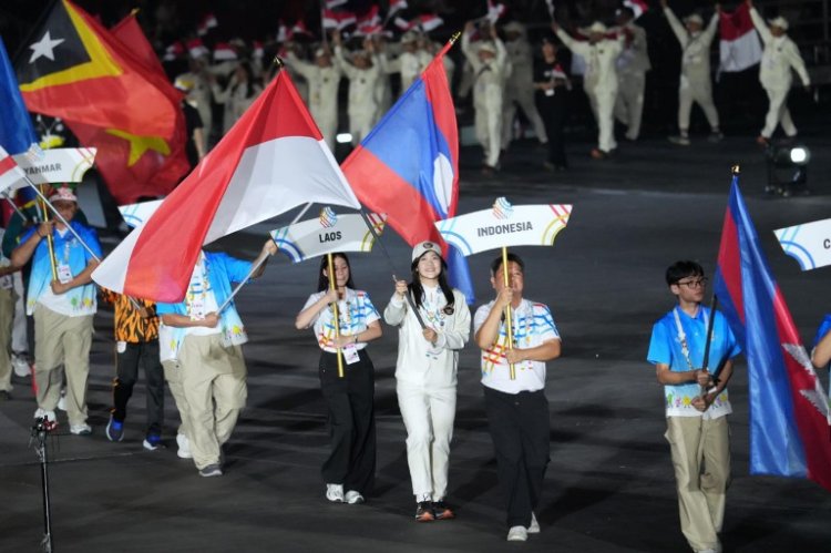 Indonesia Resmi Peringkat ke-2 Sea Games 2025, Atlet Ice Skating Kierana Alexandra Kibarkan Merah Putih pada Closing Ceremony