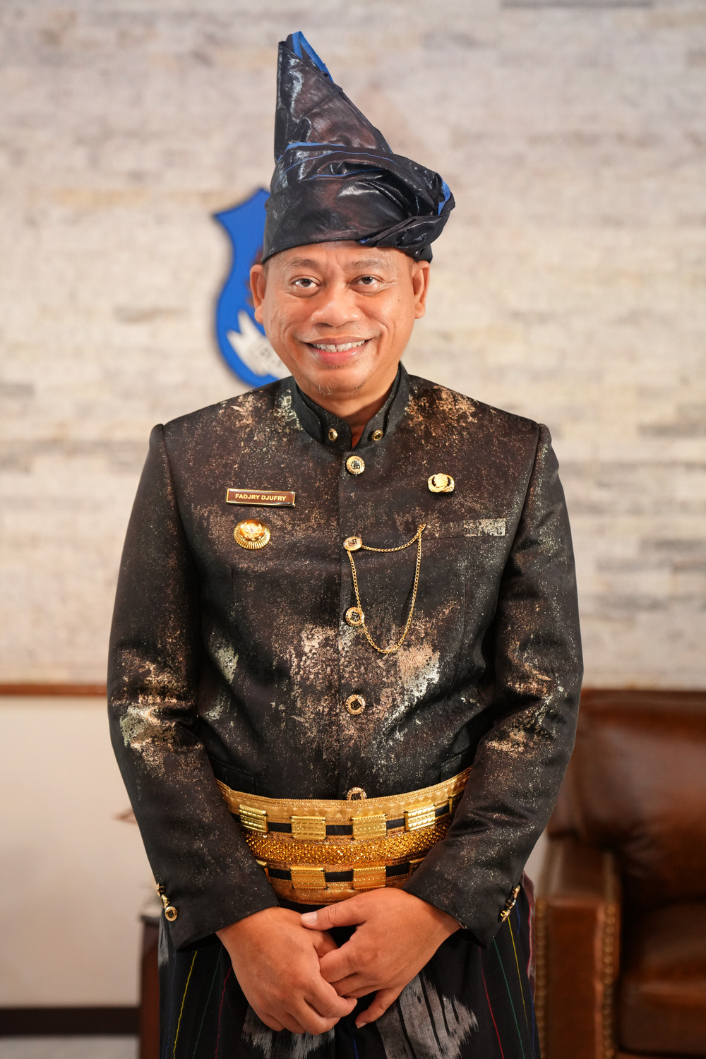 Hadiri HUT Bulukumba Ke-65, Prof Fadjry Djufry Kenakan Pakaian Adat Kajang dan Tenun Sarung Bira