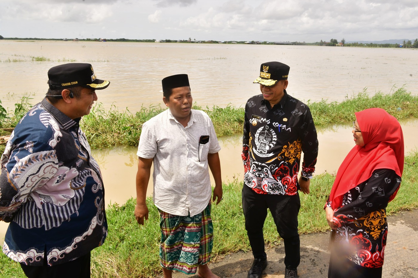 Kunjungi Korban Terdampak Banjir di Maros, Pj Gubernur Siapkan Bantuan Benih untuk Petani Jika Terjadi Puso
