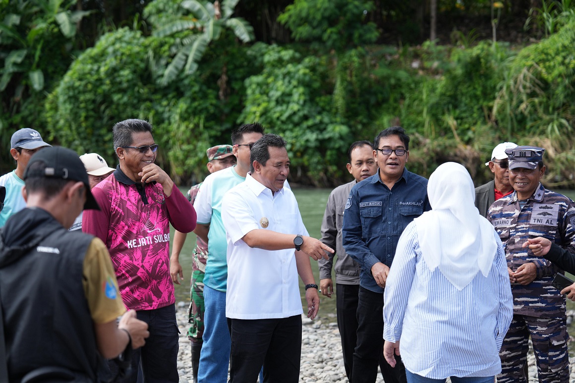 Libatkan Pelajar Tebar Benih Ikan Nila, Pj Bahtiar: Air Tawar di Sulbar Harus Dimanfaatkan Secara Maksimal