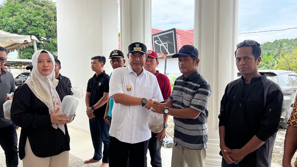 Komitmen Sukseskan Program Makan Bergizi Gratis, Pj Bahtiar Bagikan Benih Ikan Nila ke Sejumlah Kades di Mateng
