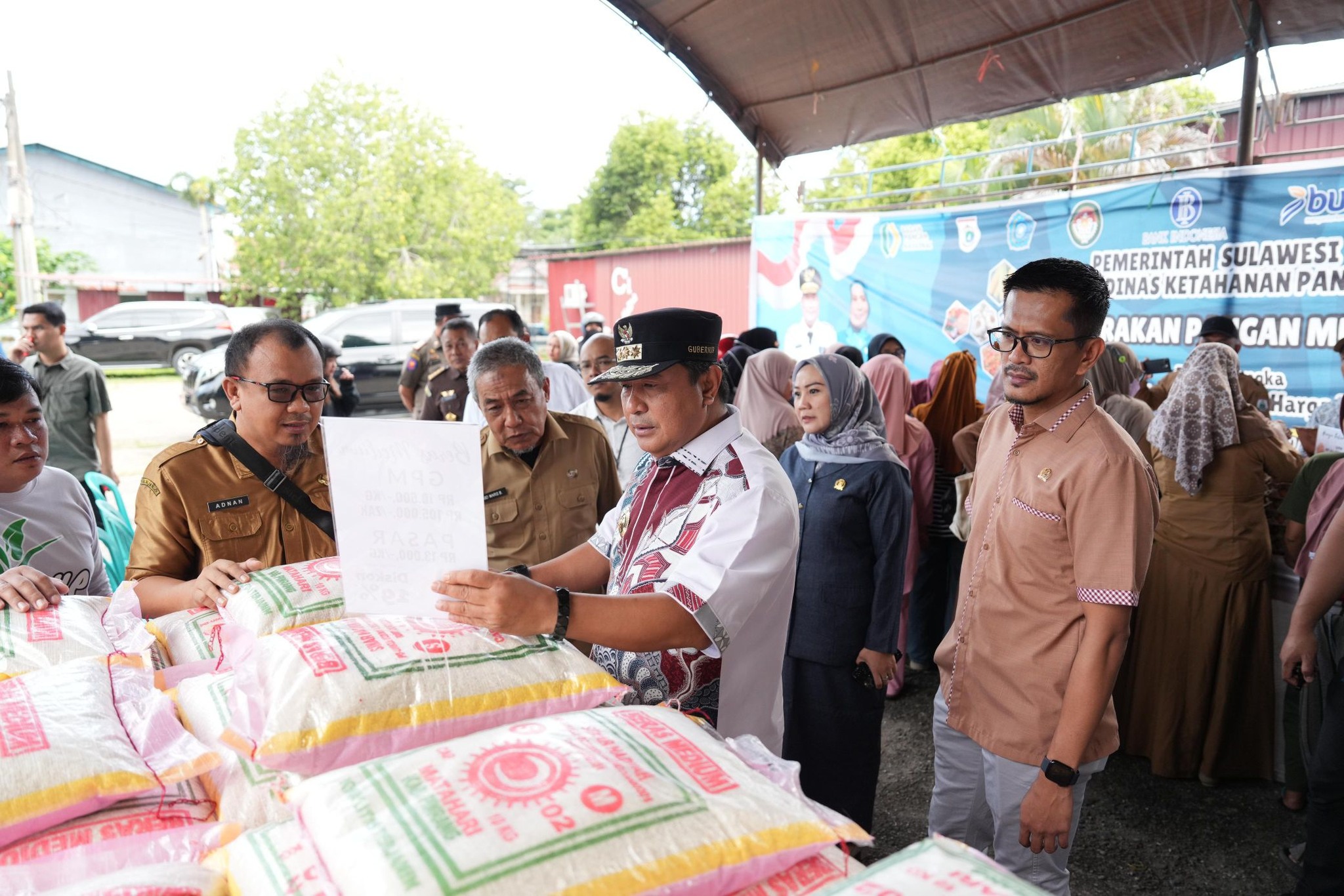 Munandar Wijaya Dampingi Pj Bahtiar Tinjau Pasar Murah di Taman Karema Mamuju